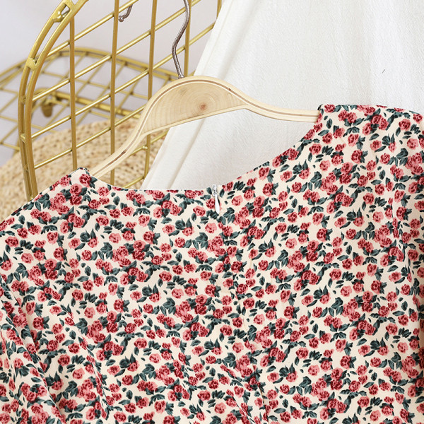 Lillemustri ja V-kaelusega kaasaegne naiste kleit