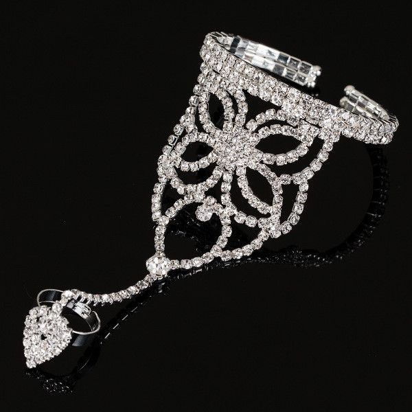 Elegantne naiste käevõru kivide ja sõrmusega