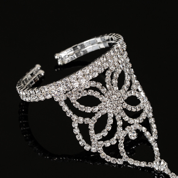 Elegantne naiste käevõru kivide ja sõrmusega