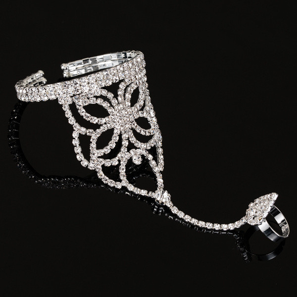 Elegantne naiste käevõru kivide ja sõrmusega