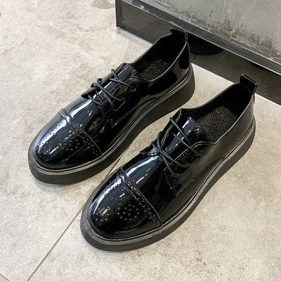 Alkalmi női cipő perforált eco bőrrel és fűzővel