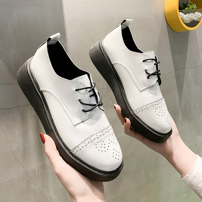 Alkalmi női cipő perforált eco bőrrel és fűzővel