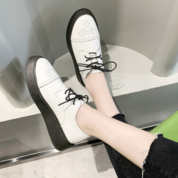 Alkalmi női cipő perforált eco bőrrel és fűzővel