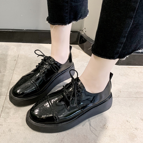 Alkalmi női cipő perforált eco bőrrel és fűzővel