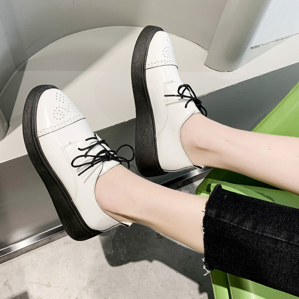 Alkalmi női cipő perforált eco bőrrel és fűzővel