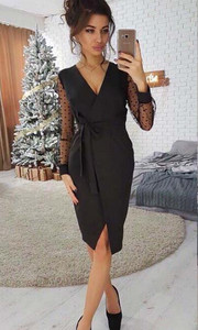 Stílusos női ruha spitz nyakkivágással, derékkötővel és hosszú tüll ujjakkal