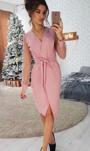 Stílusos női ruha spitz nyakkivágással, derékkötővel és hosszú tüll ujjakkal