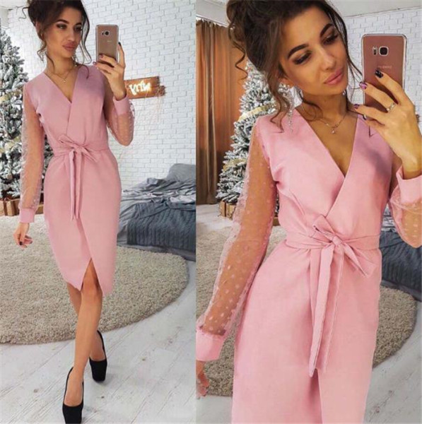 Stílusos női ruha spitz nyakkivágással, derékkötővel és hosszú tüll ujjakkal