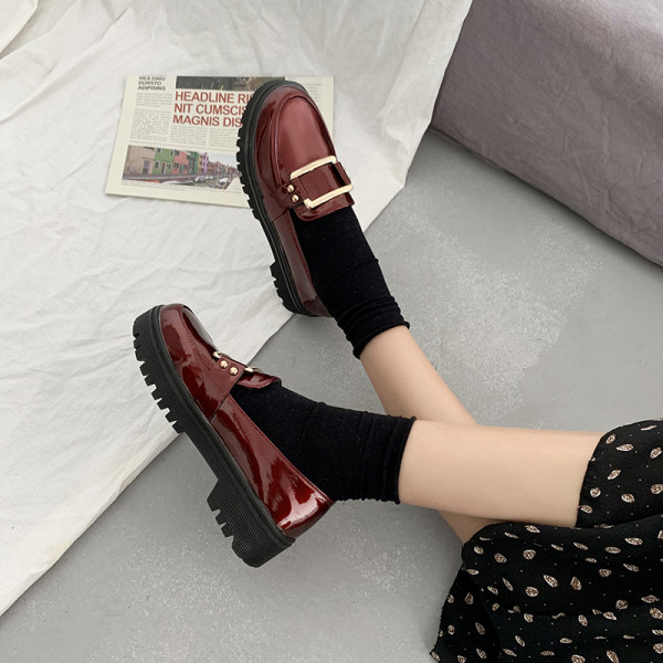 Metallist pandlaga kunstnahast vabaajajalatsid