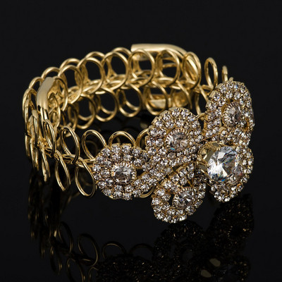 Stílusos női karkötő kövekkel