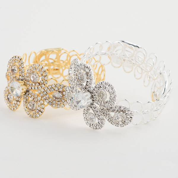 Stílusos női karkötő kövekkel