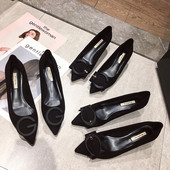 Naiste mustad teravatipulised madala kontsaga kingad erinevate pandlaga