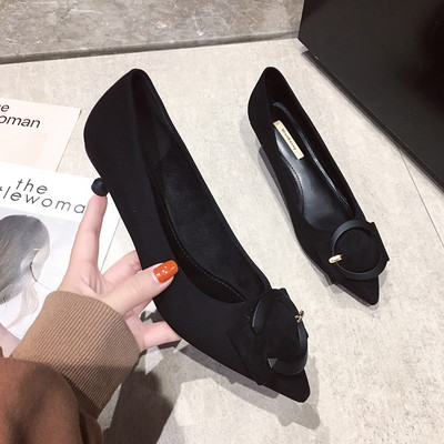 Naiste mustad teravatipulised madala kontsaga kingad erinevate pandlaga