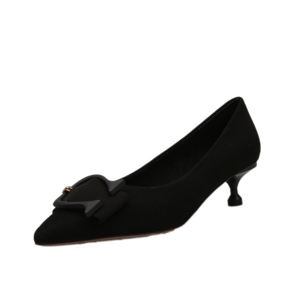 Naiste mustad teravatipulised madala kontsaga kingad erinevate pandlaga