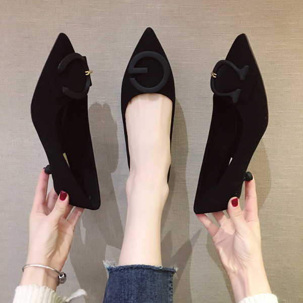 Naiste mustad teravatipulised madala kontsaga kingad erinevate pandlaga