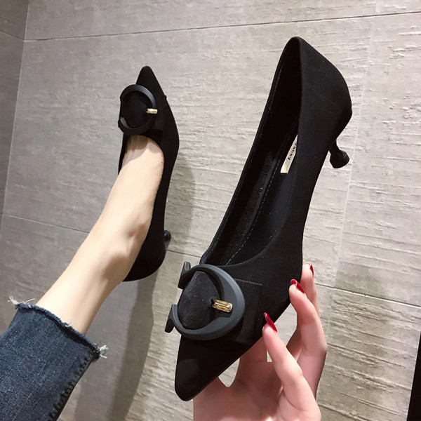 Naiste mustad teravatipulised madala kontsaga kingad erinevate pandlaga