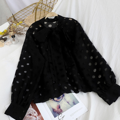 Moodne naiste täpiline särk, mille krael on pael