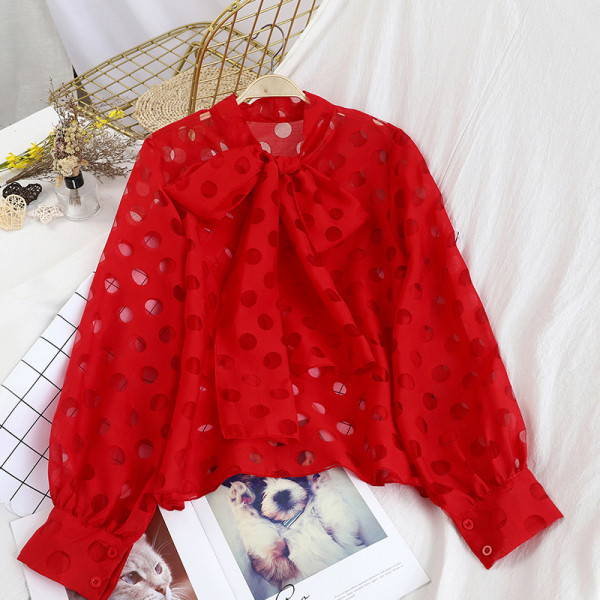 Moodne naiste täpiline särk, mille krael on pael