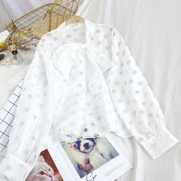 Moodne naiste täpiline särk, mille krael on pael