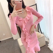 Kaasaegne naiste kleit pikkade varrukatega ja spitsikaelusega