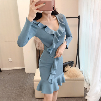 Kaasaegne naiste kleit pikkade varrukatega ja spitsikaelusega