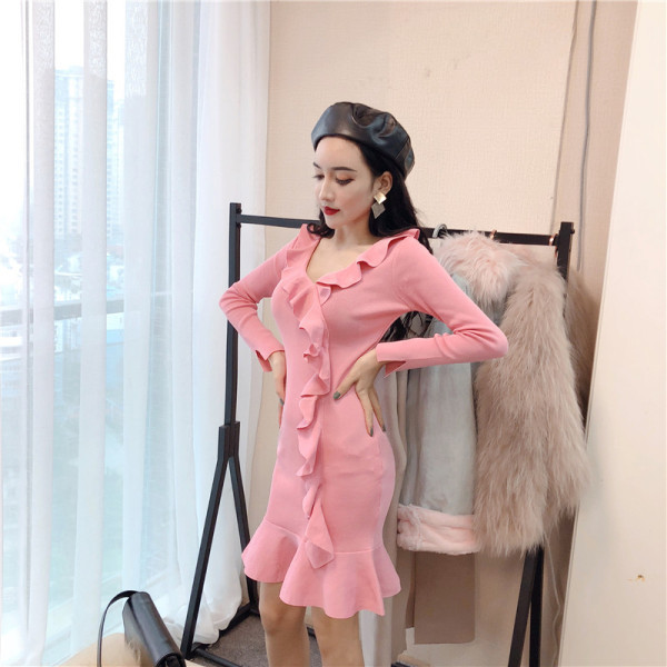 Kaasaegne naiste kleit pikkade varrukatega ja spitsikaelusega