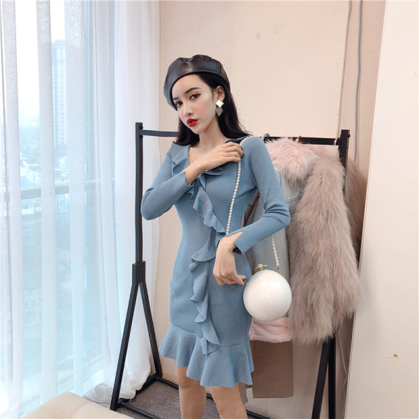 Kaasaegne naiste kleit pikkade varrukatega ja spitsikaelusega