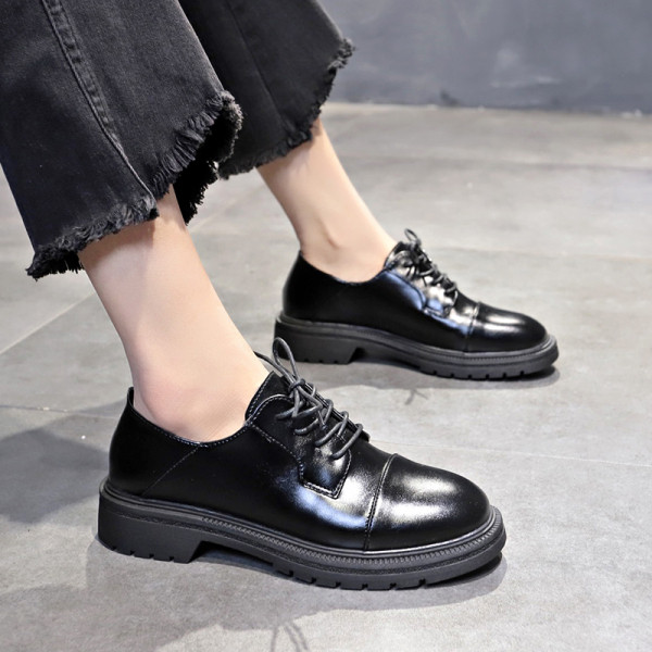 Дамски ежедневни обувки изчистен модел с връзки от еко кожа