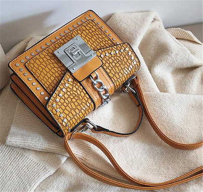 Модерна дамска чанта с метални елементи и закопчалка