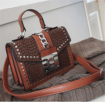 Модерна дамска чанта с метални елементи и закопчалка