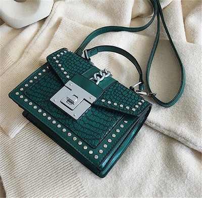 Модерна дамска чанта с метални елементи и закопчалка