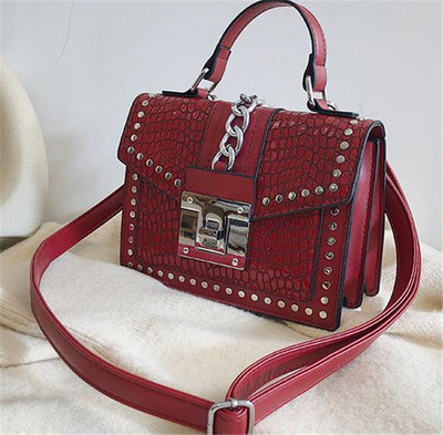 Модерна дамска чанта с метални елементи и закопчалка