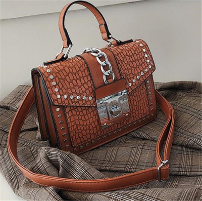 Модерна дамска чанта с метални елементи и закопчалка