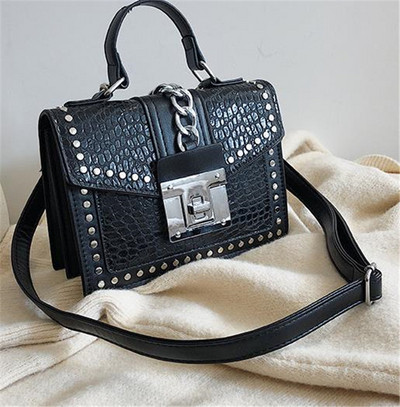 Модерна дамска чанта с метални елементи и закопчалка