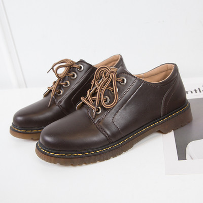 Naiste vabaajajalatsid kunstnahast paeltega - tavaline mudel