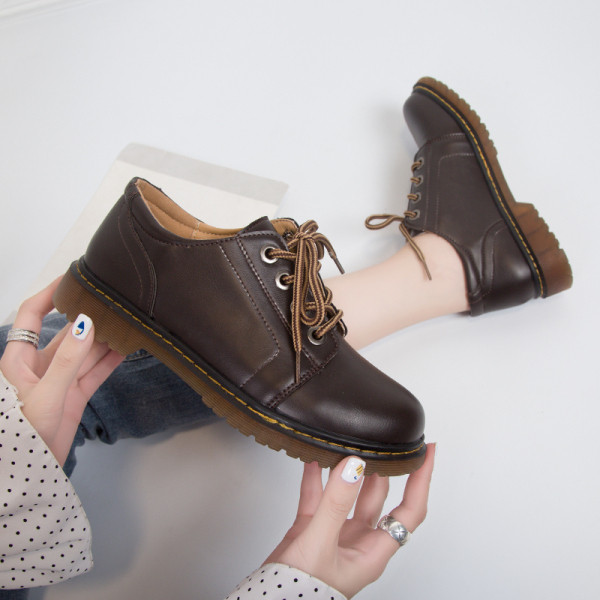 Naiste vabaajajalatsid kunstnahast paeltega - tavaline mudel