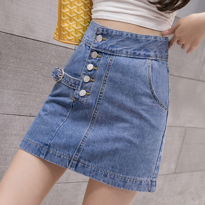 Rövid női farmerszoknya magas derékkal és gombokkal