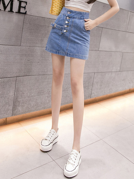 Rövid női farmerszoknya magas derékkal és gombokkal