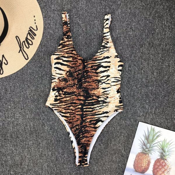 Divatos fürdőruha csupasz háttal és tigris mintával