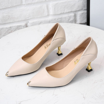 Moodsad madala kontsaga ja metallelementidega terava otsaga kingad