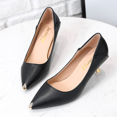 Moodsad madala kontsaga ja metallelementidega terava otsaga kingad