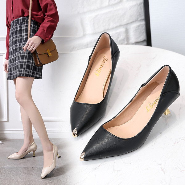 Moodsad madala kontsaga ja metallelementidega terava otsaga kingad