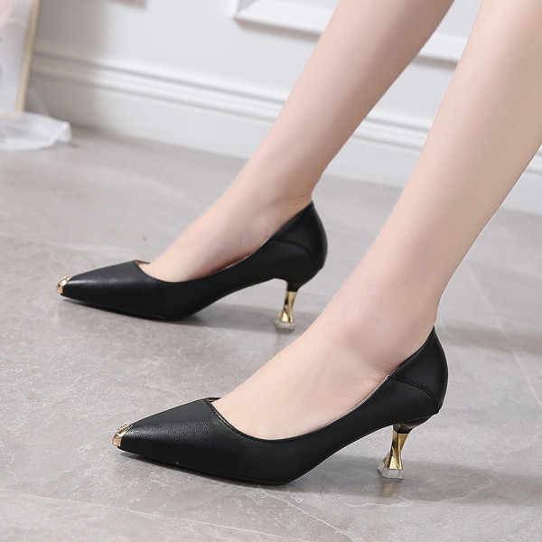 Moodsad madala kontsaga ja metallelementidega terava otsaga kingad