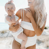 Valge kaheosaline kõrge vöökohaga pükstega ujumistrikoo