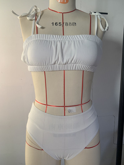 Valge kaheosaline kõrge vöökohaga pükstega ujumistrikoo