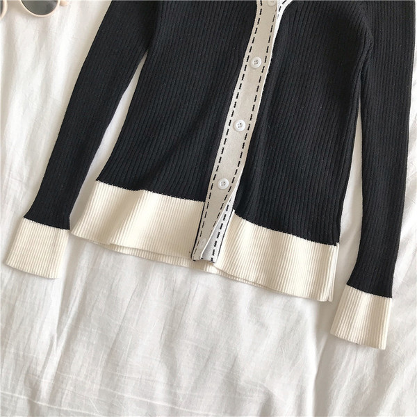 Aktuális női mellény spitz nyakkivágással, két színben