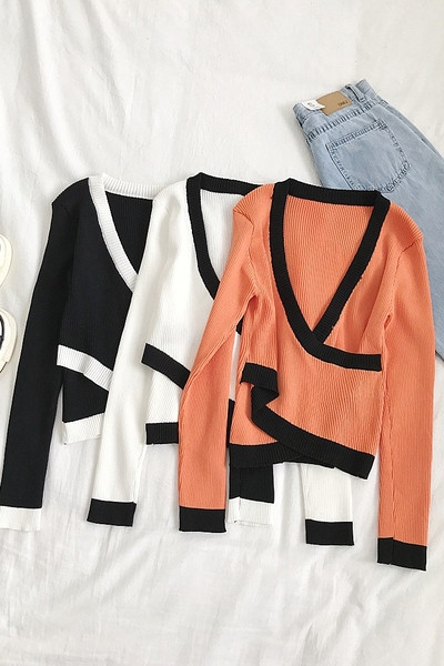 Praegune spitsikaelusega ja pikkade varrukatega naiste pluus kolmes värvitoonis