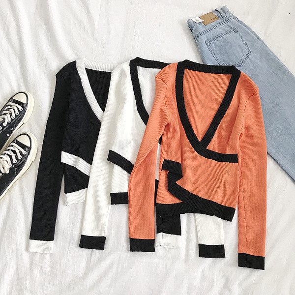 Praegune spitsikaelusega ja pikkade varrukatega naiste pluus kolmes värvitoonis