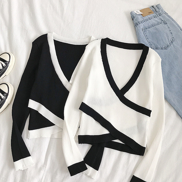 Praegune spitsikaelusega ja pikkade varrukatega naiste pluus kolmes värvitoonis