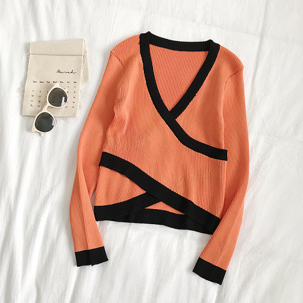 Praegune spitsikaelusega ja pikkade varrukatega naiste pluus kolmes värvitoonis